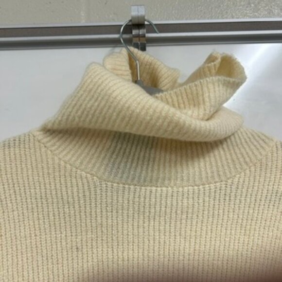 0390Forever 21 Cream Turtleneck Sweater | Cozy Knit Pullover | Women’s Medium - Picture 2 of 8